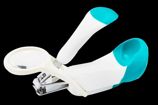 nail clipper with magnifier